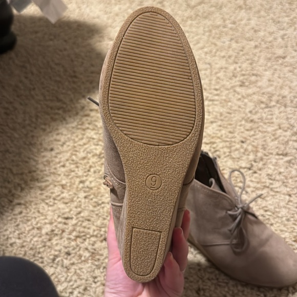 Universal Threads - size 9, women’s tan wedges - Picture 6 of 6